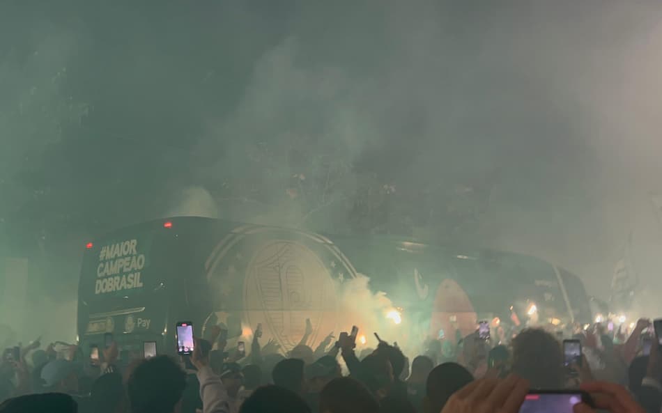 Torcida do Palmeiras faz corredor verde antes de duelo contra o River Plate