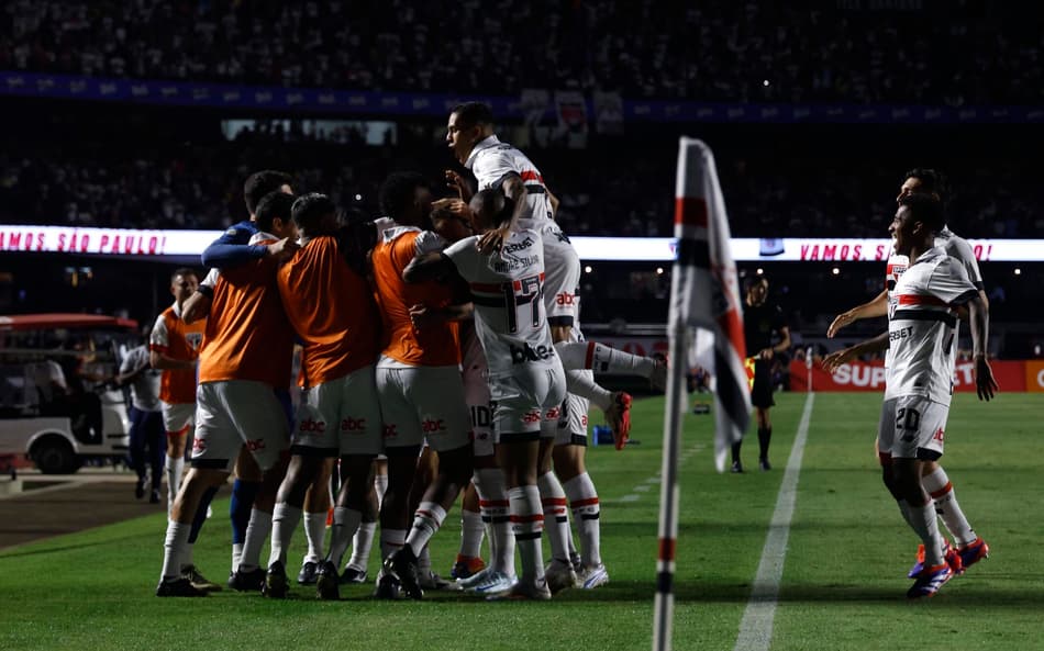 Elenco do São Paulo em jogo no MorumBis pelo Brasileirão
