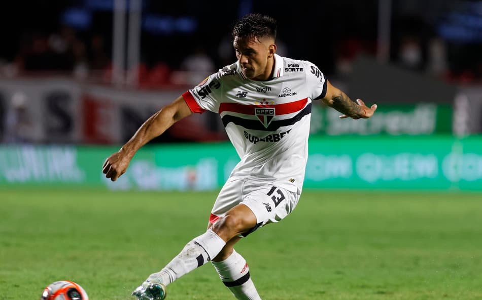 Enzo Díaz tem agradado na lateral esquerda do São Paulo desde sua chegada
