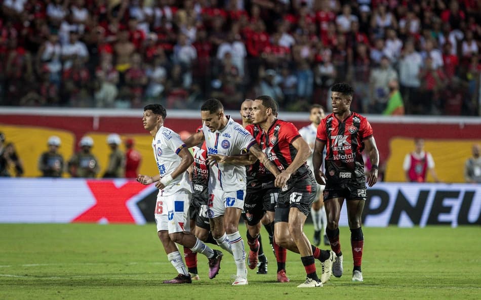 Jogadores de Bahia e Vitória na final do Baianão 2025, no Barradão (Foto: Rafael Rodrigues / EC Bahia)