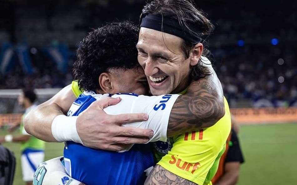 Goleiro Cássio, do Cruzeiro, abraça Gabigol (Foto: Gustavo Aleixo/Cruzeiro)