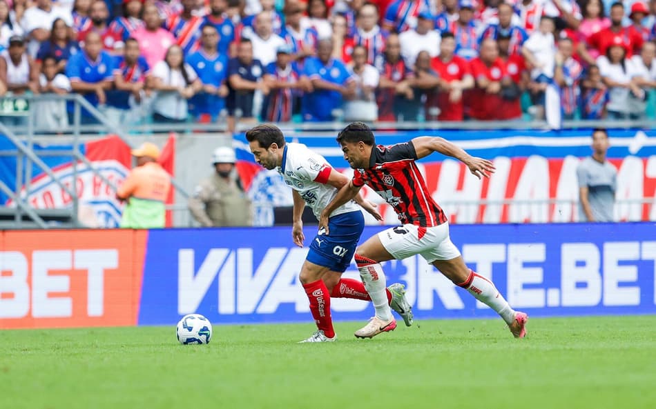 Everton Ribeiro e Ronald disputam a bola no Ba-Vi Foto: Rafael Rodrigues / EC Bahia
