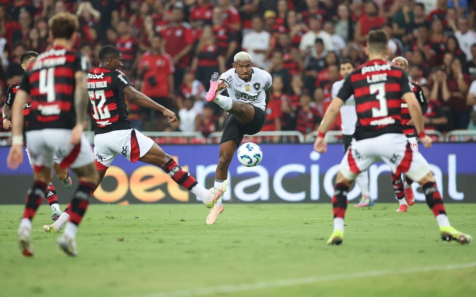 Cuiabano em ação pelo Botafogo contra o Flamengo (Foto: Vítor Silva/Botafogo