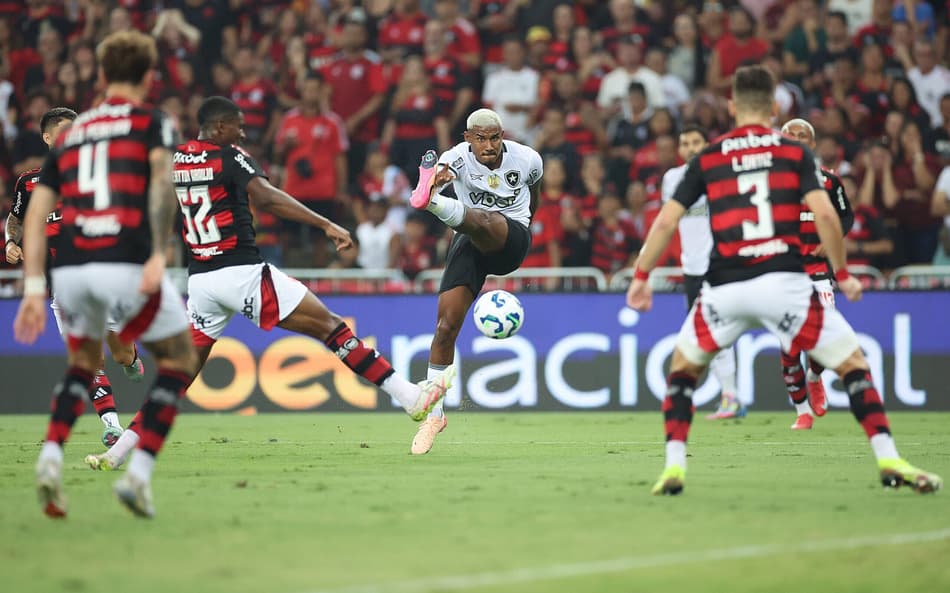 Cuiabano em ação pelo Botafogo contra o Flamengo (Foto: Vítor Silva/Botafogo