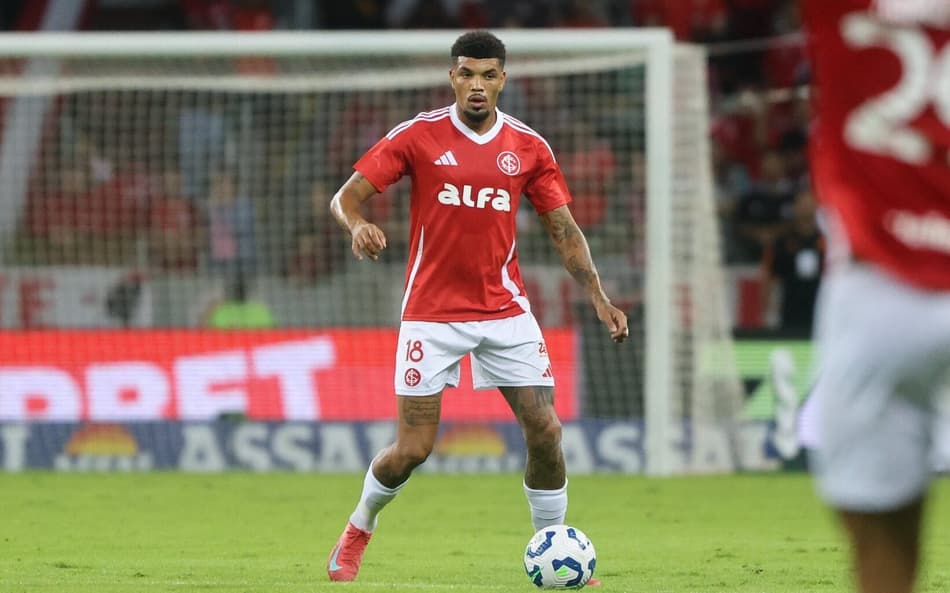 Juninho, zagueiro do Internacional
