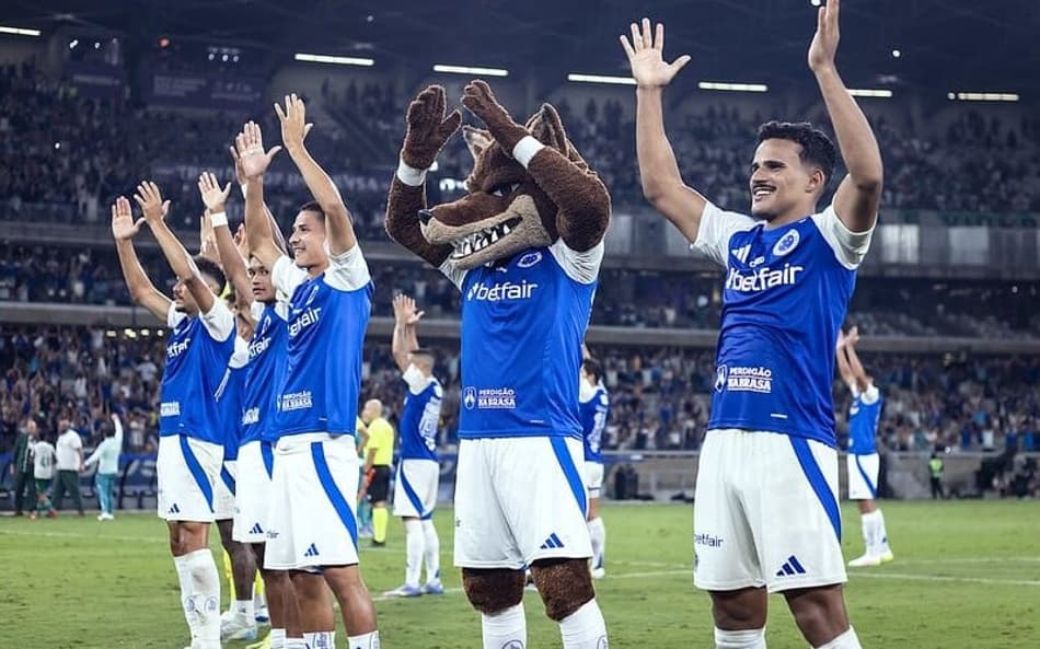 Lateral esquerdo Kaiki, do Cruzeiro, comemora vitória sobre o Palmeiras (Foto: Gustavo Aleixo/Cruzeiro)