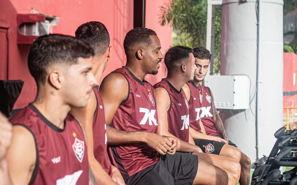 Jogadores do Vitória fazem exercícios na academia do clube (Foto: Victor Ferreira / EC Vitória)