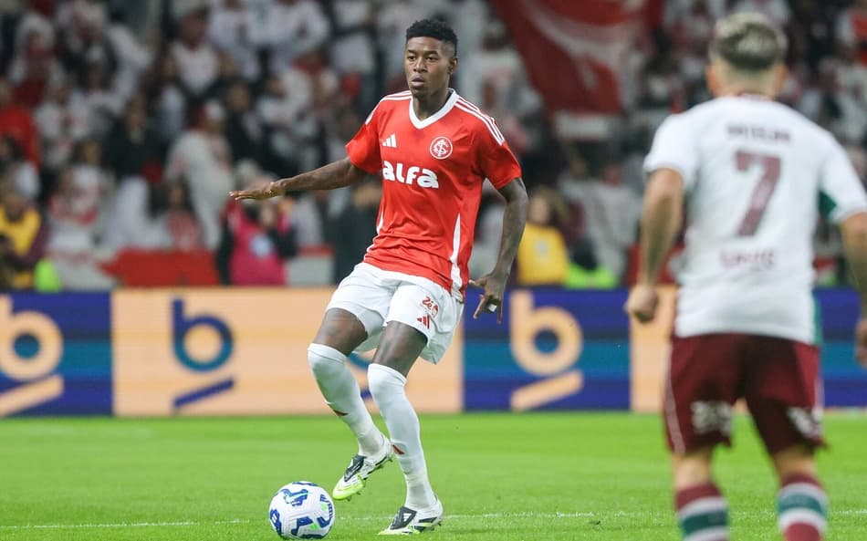 Vitão, zagueiro do Internacional