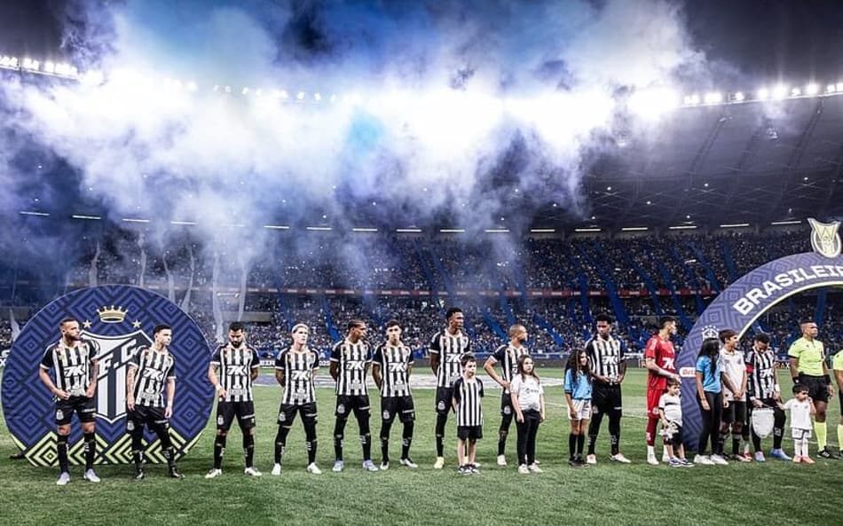 Time do Santos em duelo contra o Cruzeiro, no Mineirão. (Foto: Raul Baretta/ Santos FC)