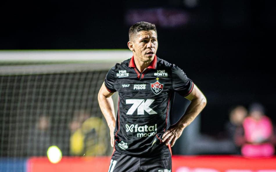 Osvaldo em ação com a camisa do Vitória (Foto: Victor Ferreira / EC Vitória)