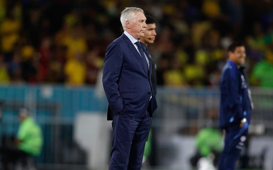 Carlo Ancelotti na beira do gramado do Maracanã