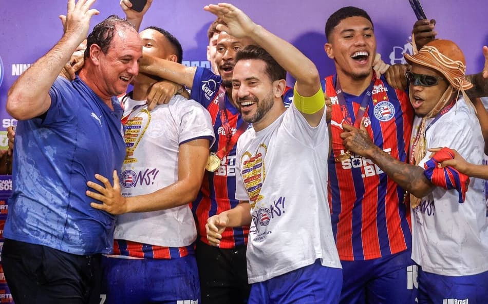 Rogério Ceni comemora título da Copa do Nordeste ao lado dos atletas (Foto: Rafael Rodrigues / EC Bahia)