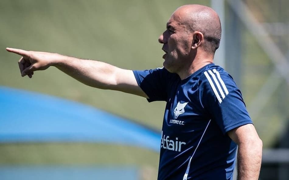 Técnico Leonardo Jardim, em treino do Cruzeiro na Toca da Raposa (Foto: Gustavo Aleixo/Cruzeiro)