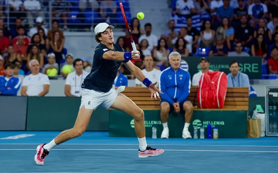 João Fonseca na vitória histórica sobre Tsitsipas na Davis (Foto: André Gemmer/CBT)