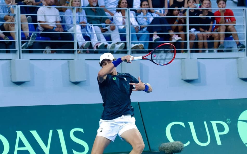 João Fonseca na vitória histórica sobre Tsitsipas na Davis (Foto: André Gemmer/CBT)