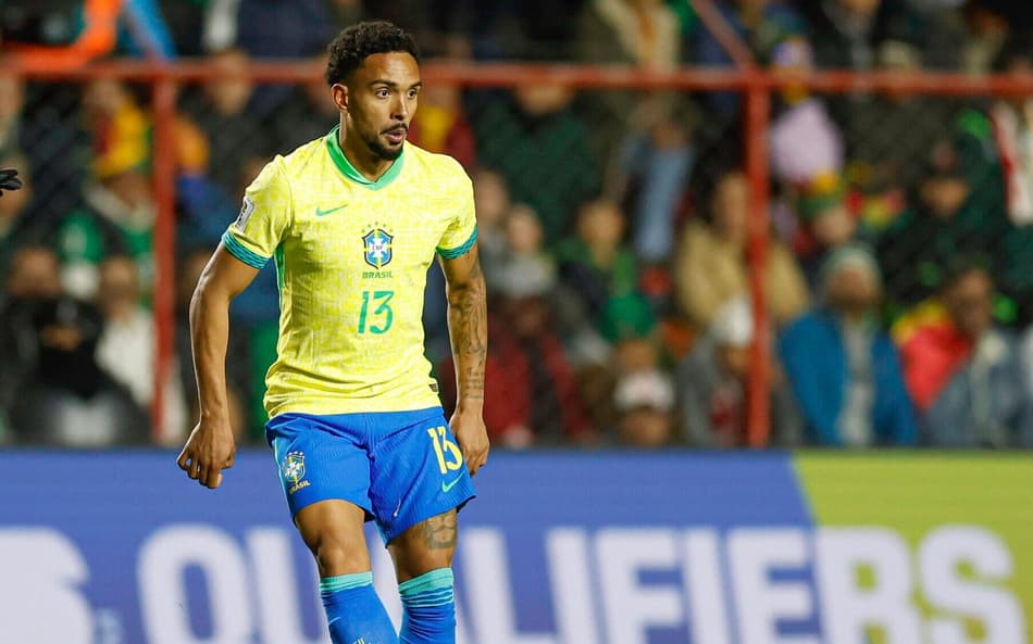 Vitinho, lateral do Botafogo, atuando pela Seleção Brasileira contra a Bolívia (Foto: Rafael Ribeiro/CBF)