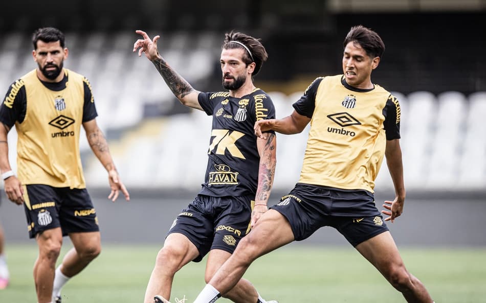 Lautaro e Alexis estão relacionados para o jogo (Foto: Raul Baretta/ Santos FC)