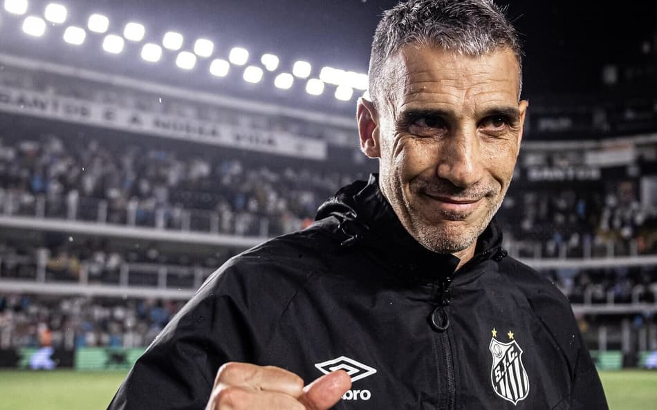 Vojvoda busca primeira sequência de vitórias no Santos (Foto: Raul Baretta/ Santos FC)