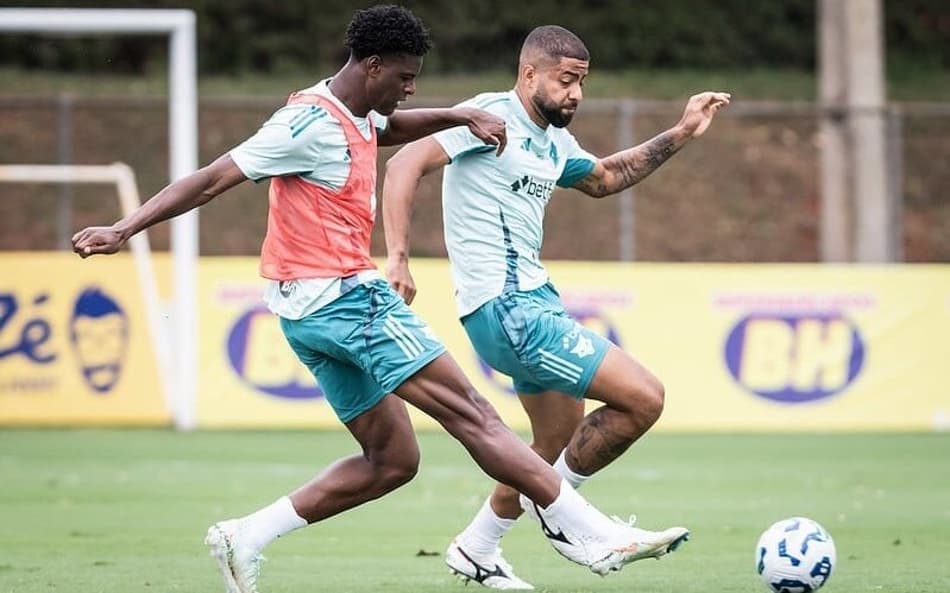 Zagueiros Jonathan Jesus e João Marcelo, do Cruzeiro, em treino na Toca da Raposa (Foto: Gustavo Aleixo/Cruzeiro)