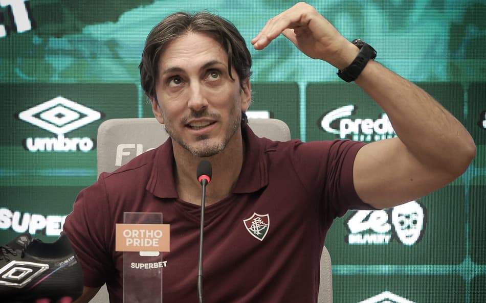 Zubeldía em entrevista coletiva pelo Fluminense (Foto: Marcelo Gonçalves / Fluminense FC)