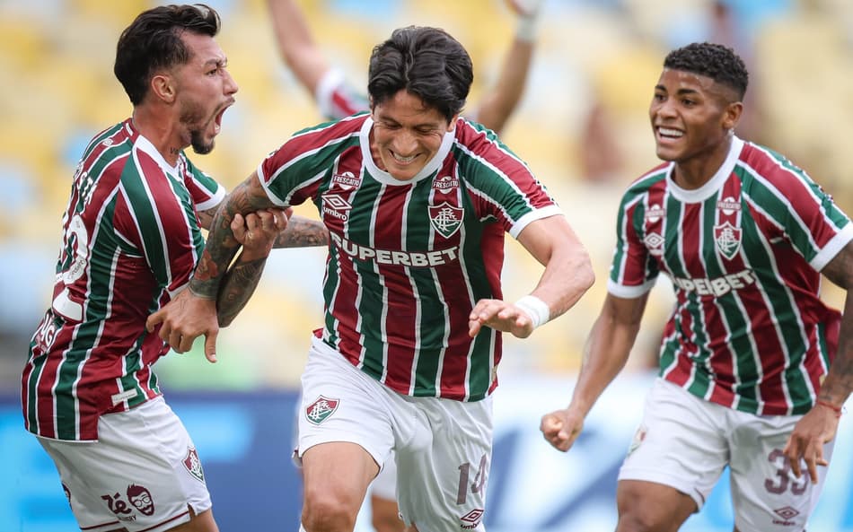 Acosta, Cano e Hércules comemoram gol do Fluminense (Foto: MARCELO GONÇALVES / FLUMINENSE F.C.)