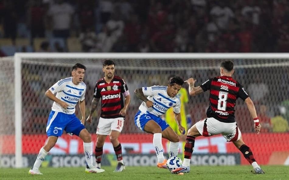 Lucas Romero, do Cruzeiro, e Saúl, do Flamengo, no Maracanã (Foto: Thaís Magalhães/Cruzeiro)