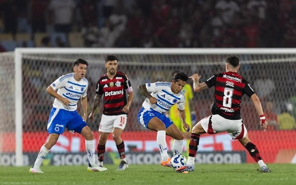 Lucas Romero, do Cruzeiro, e Saúl, do Flamengo, no Maracanã (Foto: Thaís Magalhães/Cruzeiro)