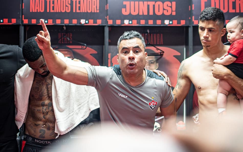 Jair Ventura no vestiário do Vitória (Foto: Victor Ferreira / EC Vitória)