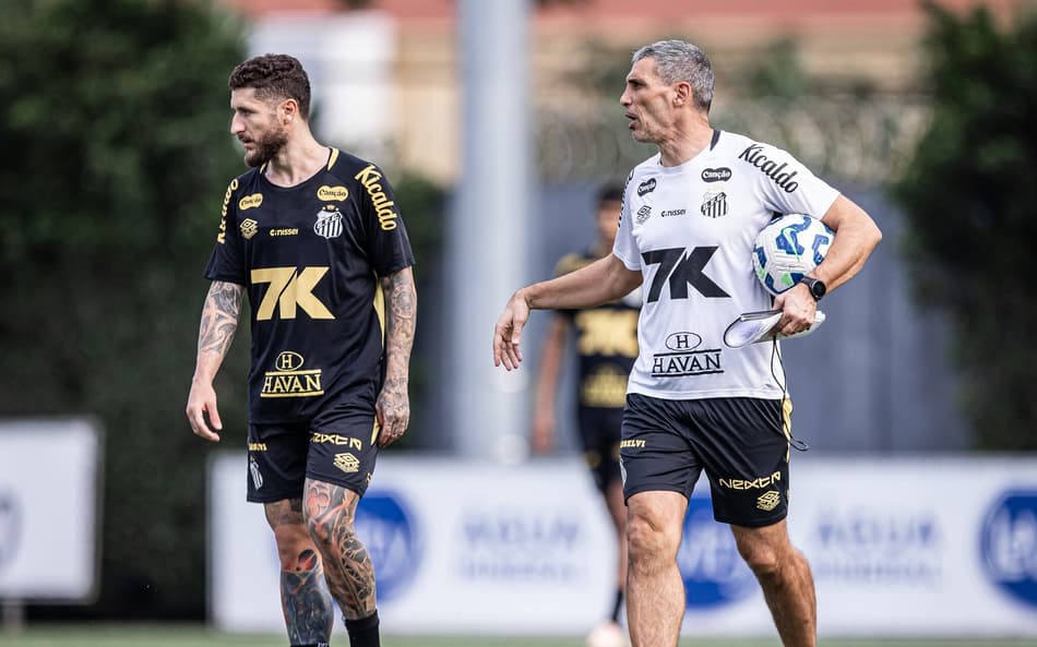 Vojvoda acertou os últimos detalhes no time antes da viagem para Fortaleza (Foto: Raul Baretta/ Santos FC)