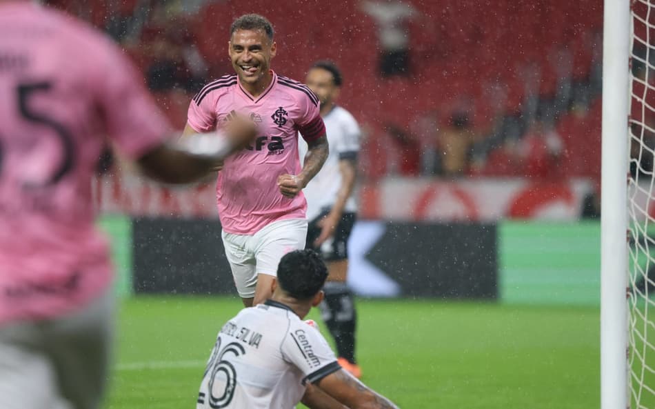 Alan Patrick comemora gol do Internacional