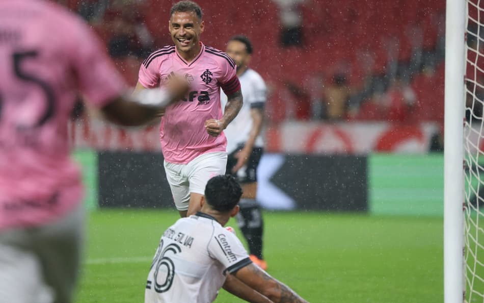 Alan Patrick comemora gol do Internacional