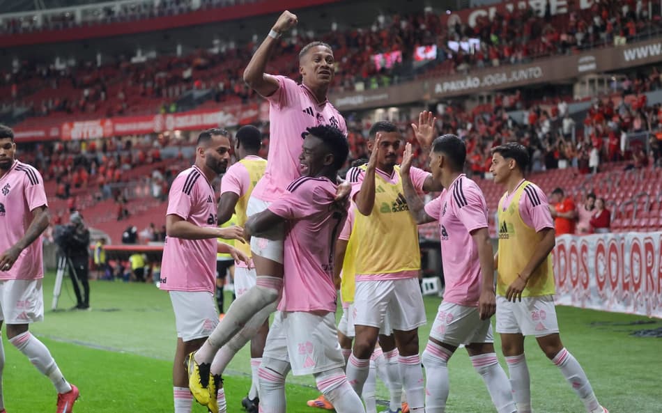 Vitinho e Carbonero comemoram segundo gol do Internacional contra o Botafogo (Foto: Ricardo Duarte/SC Internacional)