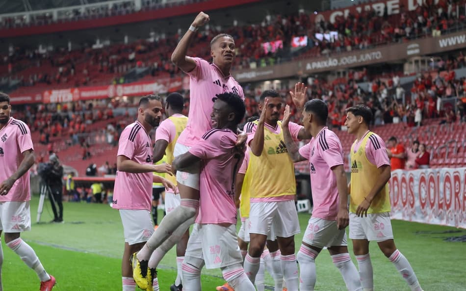 Vitinho e Carbonero comemoram segundo gol do Internacional (Foto: Ricardo Duarte/SC Internacional)