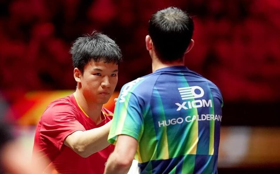Calderano cumprimenta o anfitrião Xiang Peng após a derrota nas quartas do China Smash (Foto: Divulgação/WTT)