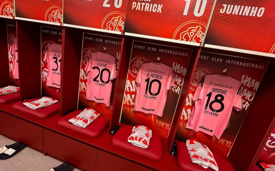 Internacional joga com camisa rosa