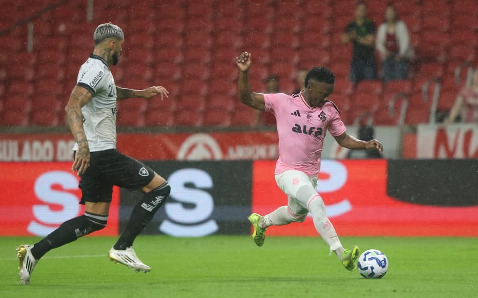 Barboza marcando Carbonero em Botafogo x Internacional (Foto: Ricardo Duarte / Internacional)