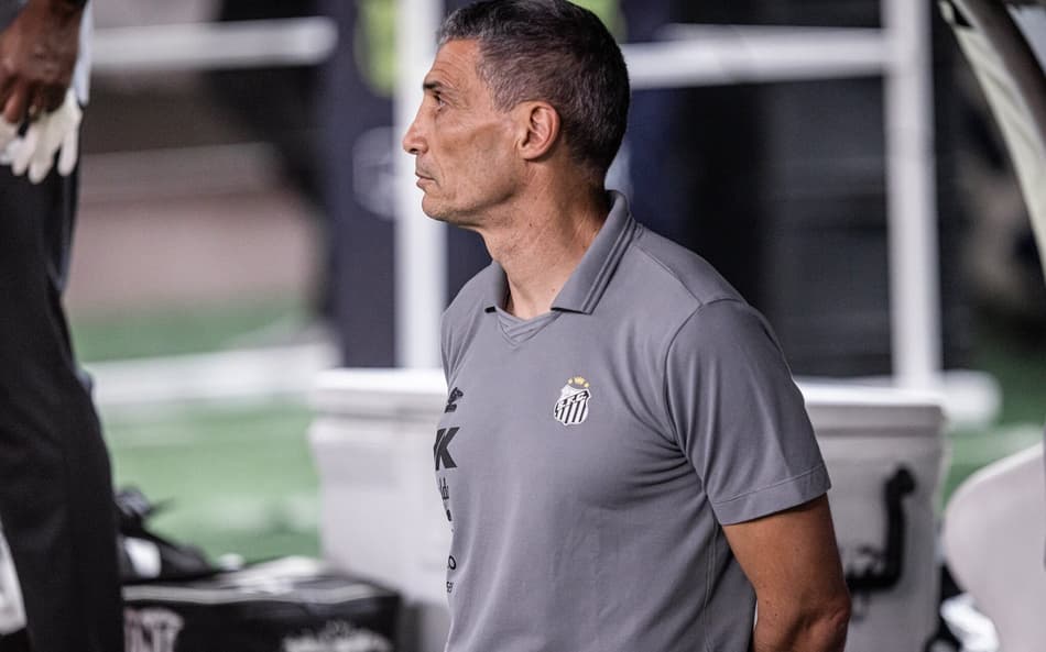 Vojvoda terá que fazer mudanças no Santos para o duelo contra o Corinthians (Foto: Raul Baretta/ Santos FC)