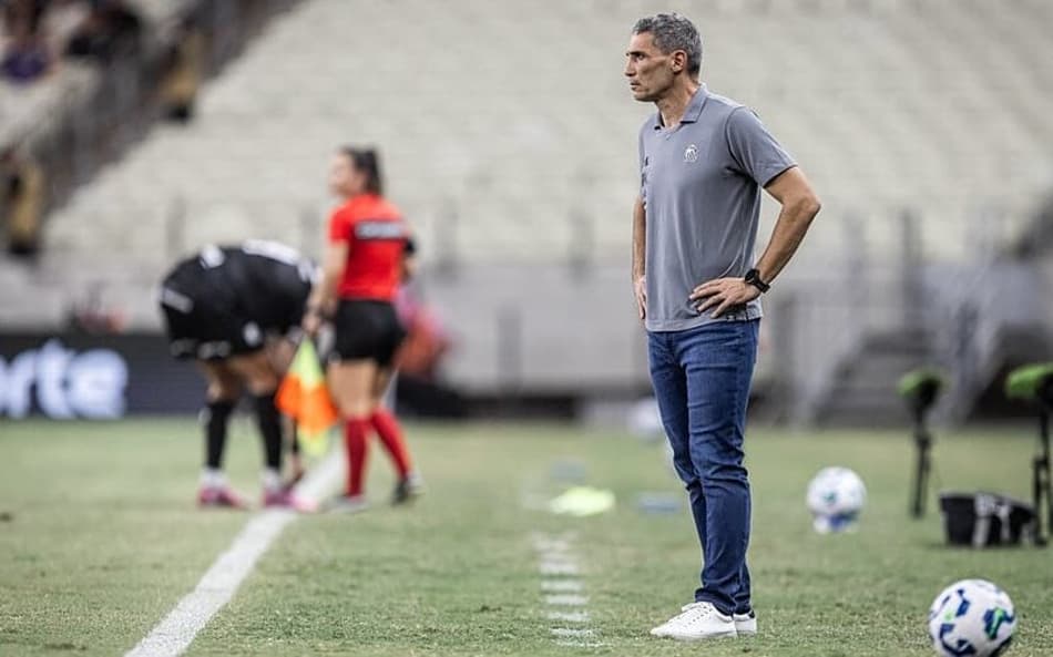 Vojvoda sofreu a primeira derrota no comando do Santos diante do Ceará. (Foto: Raul Baretta/ Santos FC)