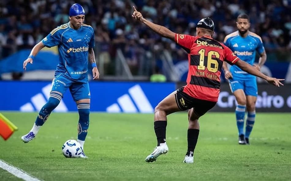Lateral Kauã Moraes, do Cruzeiro em jogo contra o Sport (Foto: Gustavo Aleixo/Cruzeiro)