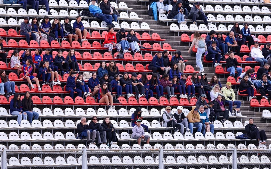 Público de San Lorenzo e Olímpia, em Buenos Aires, pela Libertadores Feminina. (Foto: Staff Images Woman/ CONMEBOL)