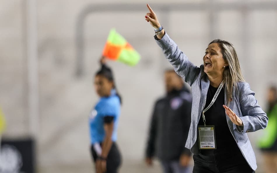 Tatiele Silveira, treinadora do Colo-Colo, instrui equipe em jogo contra o São Paulo, pela Libertadores Feminina. (Foto: Staff Images Woman/ CONMEBOL)