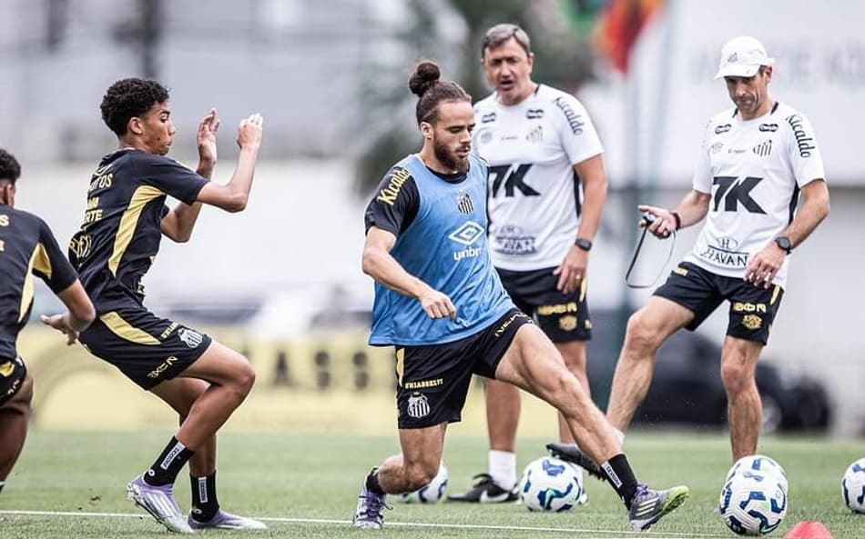 Brahimi participa de treino no CT Rei Pelé. (Foto: Raul Baretta/ Santos FC)