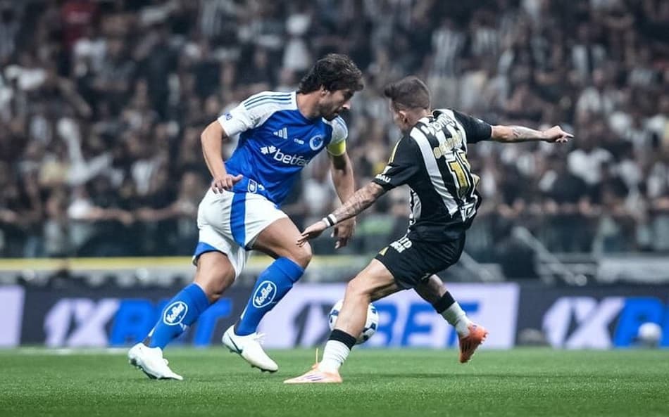 Lucas Silva, do Cruzeiro, e Bernard, do Atlético-MG (Foto: Gustavo Aleixo/Cruzeiro)