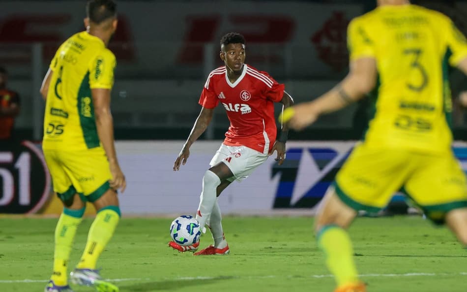 Vitão, zagueiro do Internacional