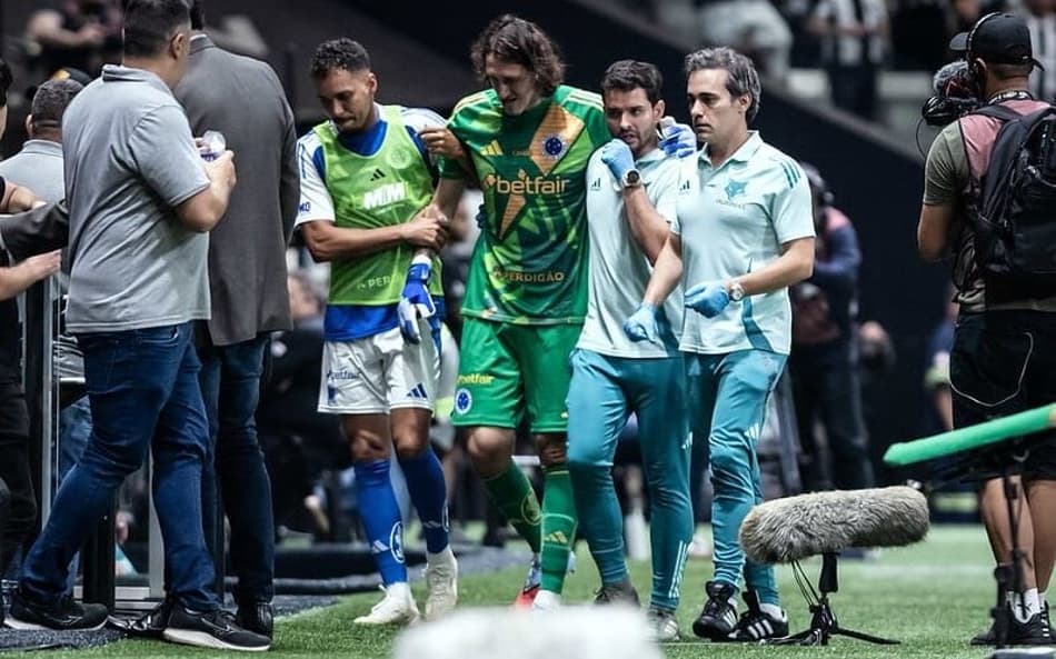 Goleiro Cássio do Cruzeiro deixa o clássico após choque na cabeça (Foto: Gustavo Aleixo/Cruzeiro)