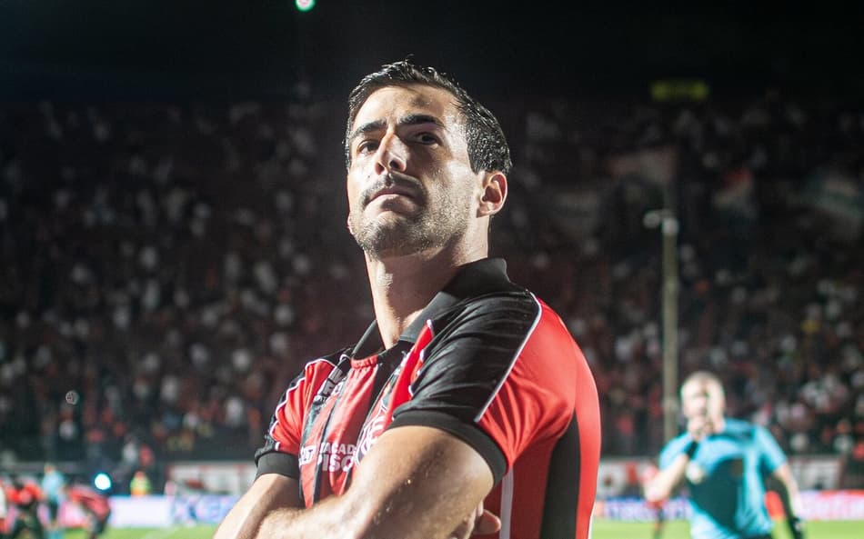 Raúl Cáceres depois de marcar contra o Bahia (Foto: Victor Ferreira / EC Vitória)