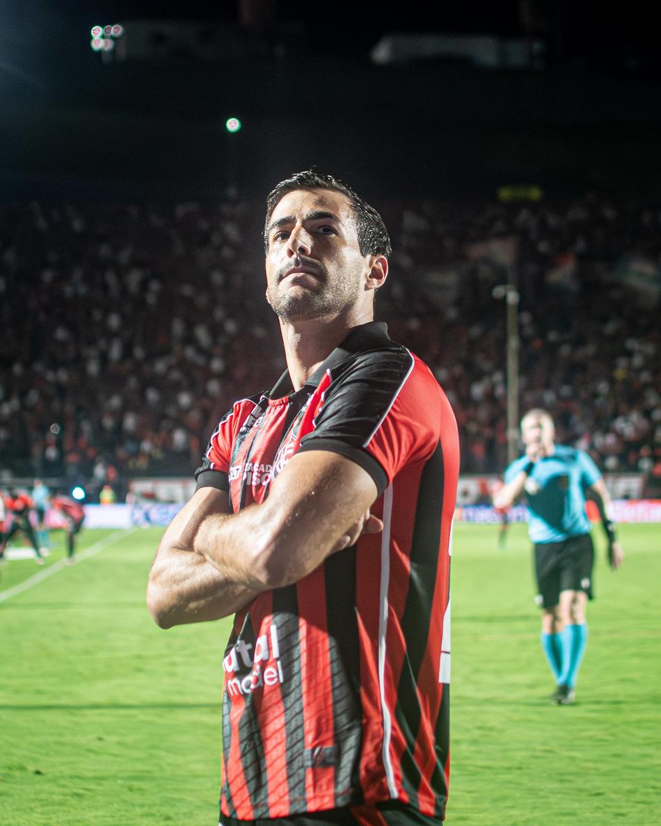 Raúl Cáceres depois de marcar contra o Bahia (Foto: Victor Ferreira / EC Vitória)