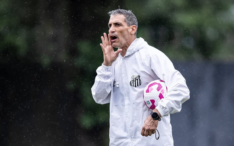 Vojvoda durante treino nesta manhã no CT Rei Pelé (Foto: Raul Baretta/ Santos FC)