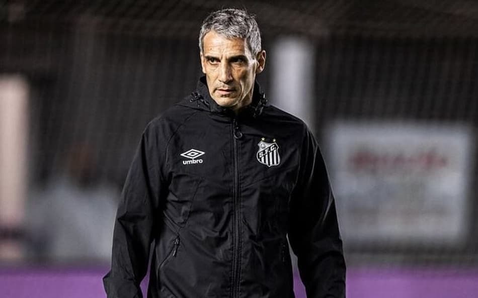 Vojvoda comandou o Santos em oito partidas e acumula apenas duas vitórias. (Foto: Raul Baretta/ Santos FC)