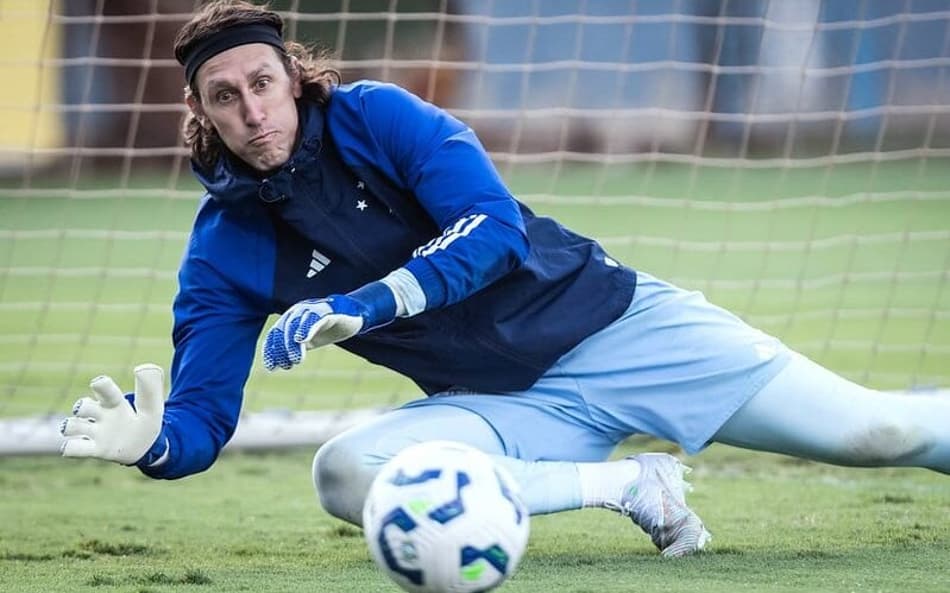 Goleiro Cássio em treino do Cruzeiro na Toca da Raposa (Foto: Gustavo Aleixo/Cruzeiro)